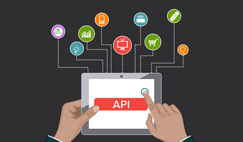 از API ها برای برقراری ارتباط بین سرویس‌ها استفاده می‌شود.